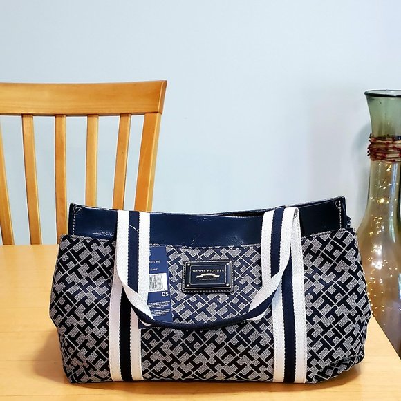 Tommy Hilfiger Handbags - Tommy Hilfiger Medium Iconic Tote NWT